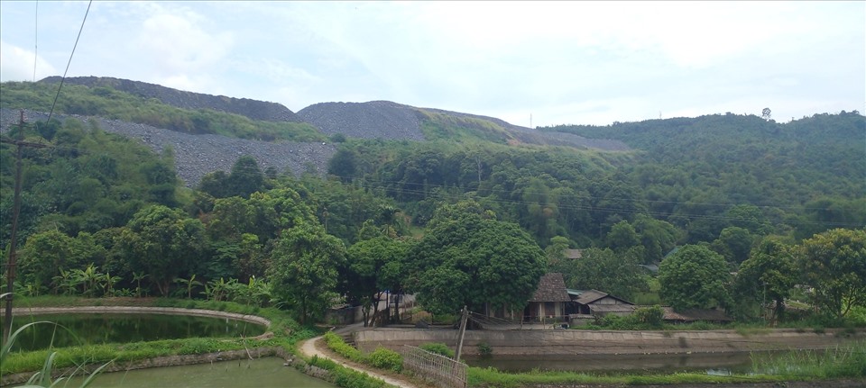 Người dân lo sợ vì bãi thải quặng bủa vây. Ảnh: Văn Đức.