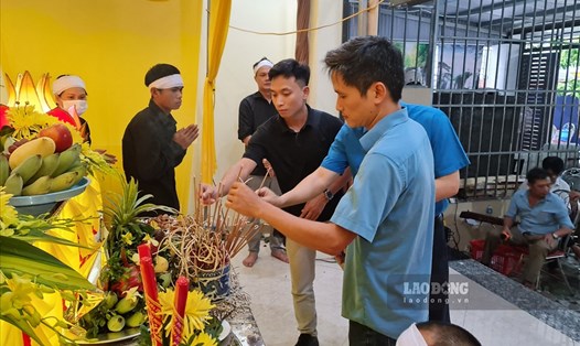 Đại diện Quỹ Từ thiện Tấm Lòng Vàng cùng LĐLĐ tỉnh Phú Thọ đến viếng và chia buồn cùng gia đình nạn nhân không may tử vong trong sự cố ngạt khí gas tại Công ty TNHH Deasang.