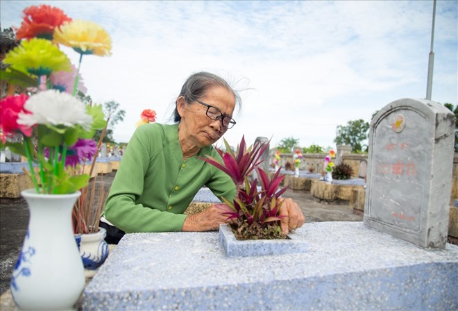Câu chuyện ấm áp về những người chăm sóc các phần mộ liệt sĩ vô danh