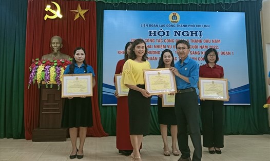 LĐLĐ TP.Chí Linh khen thưởng tập thể, cá nhân có thành tích tham gia chương trình "1 triệu sáng kiến". Ảnh: DT