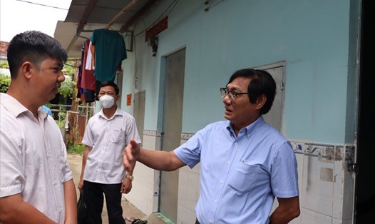 Ông Nguyễn Sơn Hùng - Phó Chủ tịch UBND tỉnh Đồng Nai kiểm tra khu nhà trọ công nhân trên địa bàn. Ảnh: Hà Anh Chiến