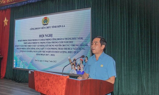 Ông Lường Minh Xuấn - Phó Chủ tịch LĐLĐ tỉnh Sơn La phát biểu tại hội nghị. Ảnh: Giang Kim Phượng.