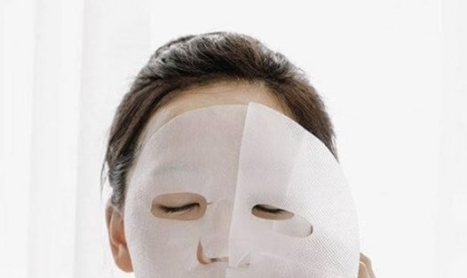 Đắp mặt nạ là một trong những cách để làm da đẹp lên. Ảnh: ST