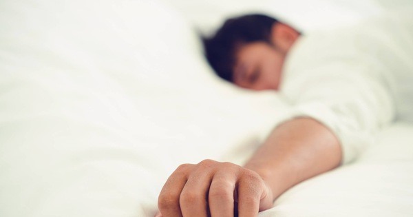 Tránh ngủ trưa và cà phê để cơ thể phục hồi sau một đêm mất ngủ. Ảnh: AFP.