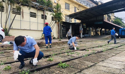 Người lao động làm tổng vệ sinh môi trường khu ga Hà Nội. Ảnh: CĐN
