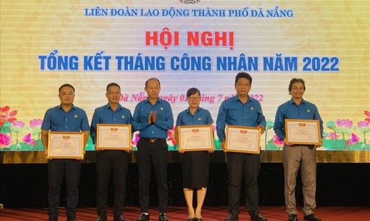 Liên đoàn Lao động thành phố Đà Nẵng tặng Bằng khen cho 5 cá nhân có thành tích xuất sắc trong Tháng Công nhân 2022. Ảnh: Tường Minh