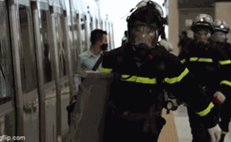 Cảnh sát giải cứu người khỏi đám cháy giả lập trên tàu Cát Linh - Hà Đông