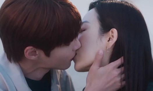 Seo Hyun Jin, Hwang In Yeop có cảnh hôn ngọt ngào cuối tập 9. Ảnh: CMH.
