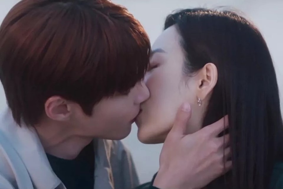 Seo Hyun Jin, Hwang In Yeop có cảnh hôn ngọt ngào cuối tập 9. Ảnh: CMH.