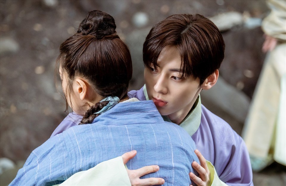 Minhyun bất ngờ ôm Jung So Min trong phim. Ảnh: CMH. Minhyun bất ngờ ôm Jung So Min trong phim. Ảnh: CMH.