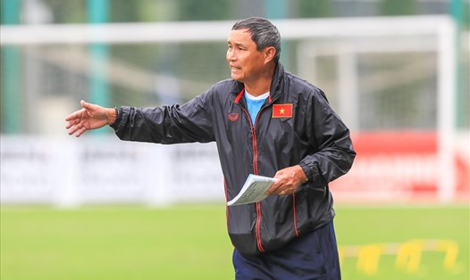 Huấn luyện viên Mai Đức Chung cho rằng trận thua 0-7 là bài học quý cho đội tuyển nữ Việt Nam trong quá trình phát triển. Ảnh: Hoài Thu