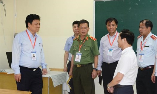 Thứ trưởng Bộ GDĐT Nguyễn Hữu Độ khảo sát công tác chuẩn bị tổ chức thi tốt nghiệp THPT 2022 tại thành phố Hà Nội. Ảnh: MOET