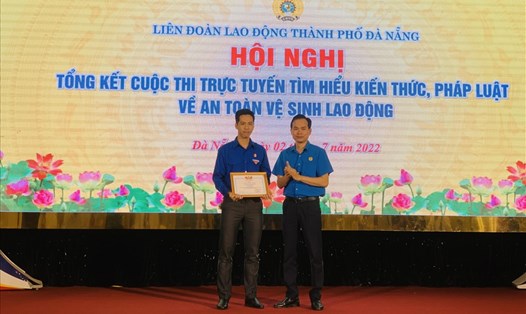 Ông Nguyễn Duy Minh, Chủ tịch LĐLĐ thành phố Đà Nẵng trao giải đặc biệt cho đoàn viên Nguyễn Thanh Toàn, đến từ Trường THCS Hoàng Diệu, thành phố Đà Nẵng. Ảnh: Tường Minh