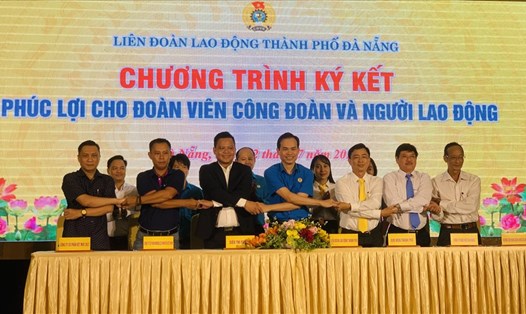 LĐLĐ thành phố Đà Nẵng ký kết chương trình Phúc lợi đoàn viên với 7 đối tác. Ảnh: Tường Minh