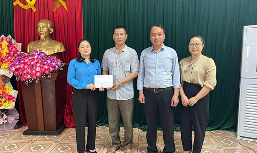 Lãnh đạo LĐLĐ huyện Bảo Lạc (Cao Bằng) trao hỗ trợ cho đoàn viên khó khăn. Ảnh: CĐBL