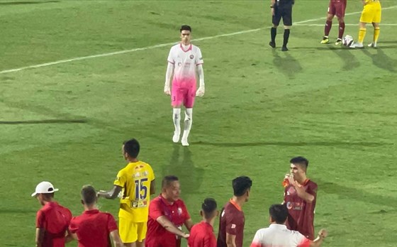 CLB Bình Định 1-0 Hoàng Anh Gia Lai: Đội nhà thi đấu thiếu người