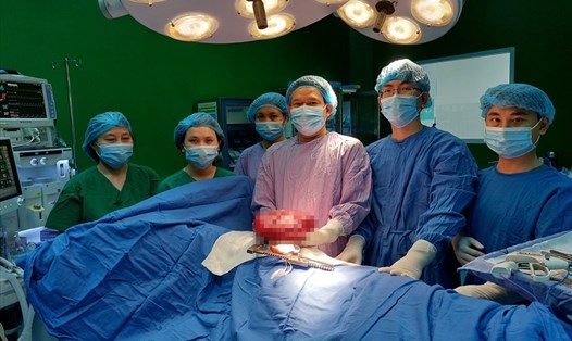 Đoàn chuyên gia Hoa Kỳ hỗ trợ, khám phẫu thuật tại Bệnh viện Đà Nẵng. Ảnh: TT