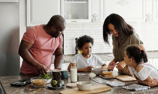 Ăn các bữa ăn cùng nhau sẽ giúp gia đình bạn gắn kết và hạnh phúc hơn. Ảnh: Tired Mom Supermom
