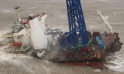 Tàu Hong Kong bị gãy đôi trong bão Chaba, hầu hết thuyền viên mất tích. Ảnh: AFP