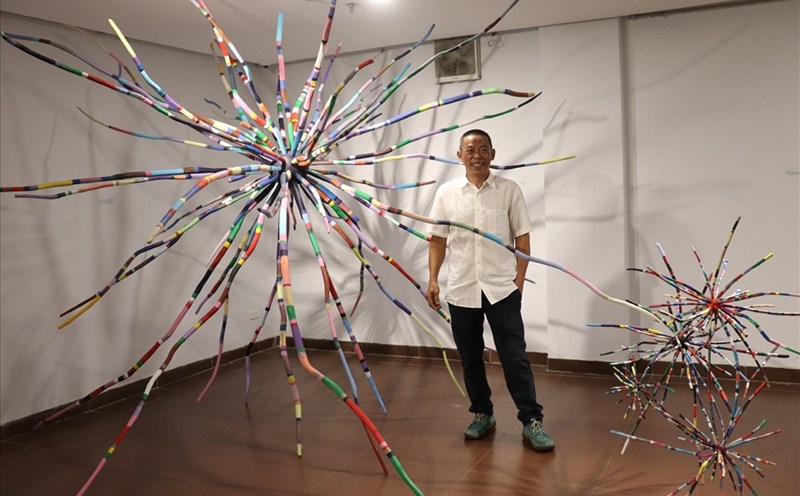 Nhà điêu khắc Đàm Đăng Lại và tác phẩm của mình trong triển lãm "Điêu khắc Đàm Đăng Lại" được tổ chức tại Bảo tàng Mỹ thuật Đà Nẵng. Ảnh: Nguyễn Linh