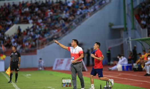 Huấn luyện viên Nguyễn Đức Thắng không trách Thanh Hào khi mắc sai lầm dẫn đến thẻ đỏ. Ảnh: Hoài Thu