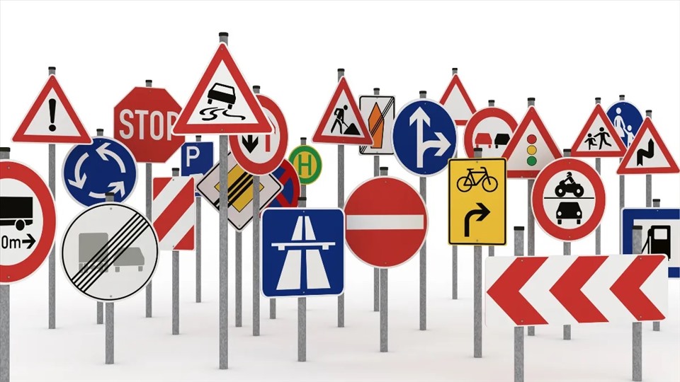 Với nhiều hình dáng khác nhau, bảng biển báo giao thông đường bộ không chỉ có ý nghĩa quan trọng mà còn mang hiệu quả thiết kế sang trọng và thu hút. Hình tròn, vuông hay tam giác, hãy cùng khám phá tất cả để hiểu rõ hơn khái niệm kết hợp an toàn và thẩm mỹ.