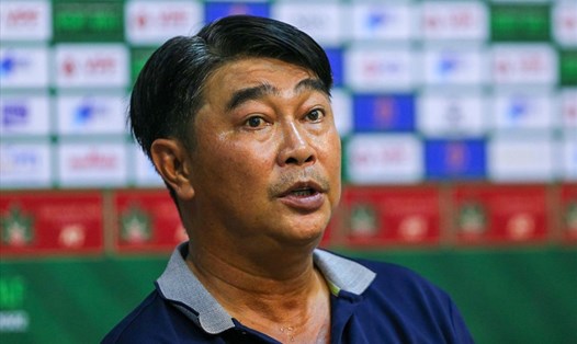 Huấn luyện viên Trần Minh Chiến dự họp báo sau trận gặp Thanh Hoá. Ảnh: A.T