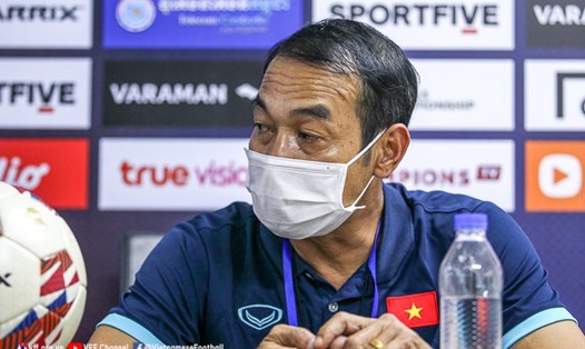 Huấn luyện viên Đinh Thế Nam hài lòng với 1 điểm mà U19 Việt Nam có được trước U19 Indonesia. Ảnh: VFF