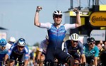 Tour de France 2022: Jakobsen thắng chặng 2, Van Aert giành áo vàng