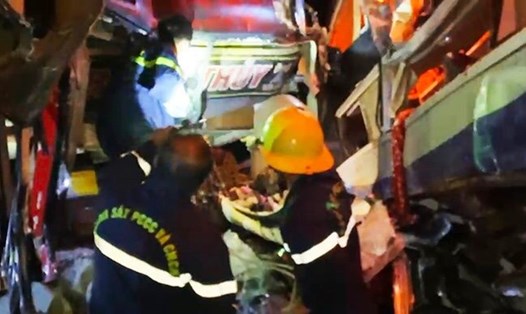 Lực lượng cứu nạn giải cứu thành công 2 nạn nhân bị thương kẹt trong cabin sau vụ va chạm giữa 2 xe khách giường nằm.