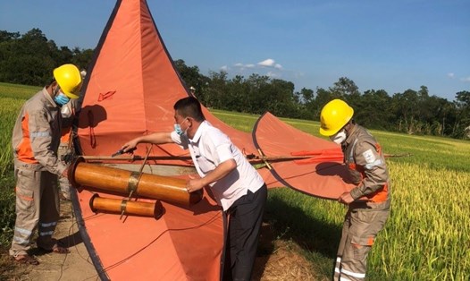 Cán bộ điện lực huyện Hương Sơn (Hà Tĩnh) thu diều sáo thả tự do để bảo đảm an toàn lưới điện. Ảnh: Sỹ Thông