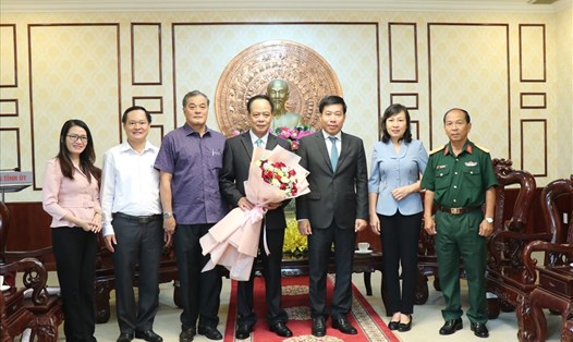 Tân Trưởng ban Tuyên giáo Tỉnh ủy Bình Phước nhận hoa chúc mừng. Ảnh: T.T