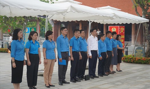 Đồng chí Trần Văn Thuật dẫn đầu đoàn công tác Tổng LĐLĐVN dâng hương tại nhà tưởng niệm đồng chí Nguyễn Đức Cảnh. Ảnh: M.Dung