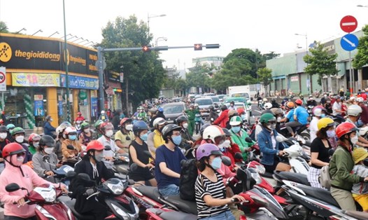 Ngã tư Tô Ngọc Vân - Phạm Văn Đồng kẹt xe nghiêm trọng giờ cao điểm.  Ảnh: Việt Phong