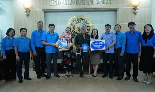 Đồng chí Phan Văn Anh - Phó Chủ tịch Tổng Liên đoàn và lãnh đạo LĐLĐ tỉnh Nghệ An tặng quà gia đình người có công. Ảnh: Minh Khuê