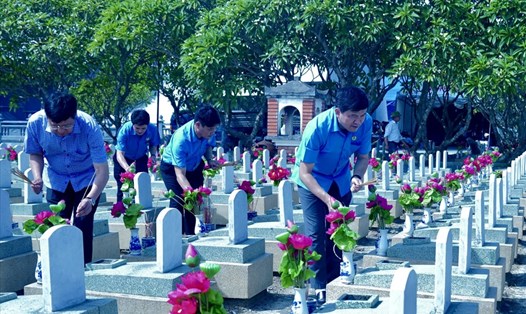 Đoàn công tác Tổng Liên đoàn và LĐLĐ tỉnh Nghệ An thắp hương trước các phần mộ anh hùng liệt sỹ tại nghĩa trang liệt sỹ quốc tế Việt - Lào (huyện Anh Sơn, Nghệ An). Ảnh: Minh Khuê