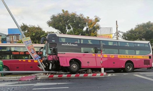 Sáng ngày 20.7, một chiếc xe chở 40 hành khách đang lưu thông, đột ngột lao lên dải phân cách để tránh người phụ nữ lao ra từ trong ngõ ngay đầu xe khách tại Đà Nẵng.