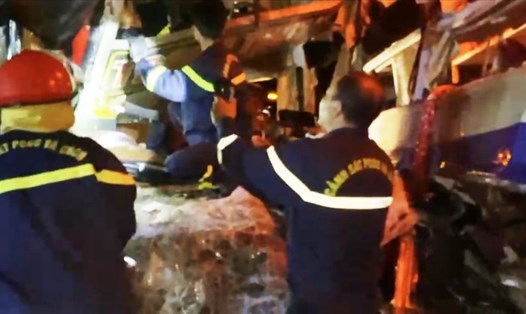 Lực lượng chức năng giải cứu tài xế và phụ lái bị mắc kẹt trong cabin sau vụ tai nạn xe khách giữa 2 xe biển số Bình Định.