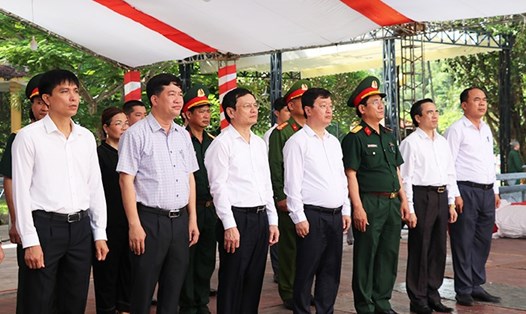 Chủ tịch UBND tỉnh Nghệ An và đoàn công tác tưởng niệm các anh hùng liệt sĩ tại Nghĩa trang liệt sĩ Quốc tế Việt – Lào. Ảnh: MK