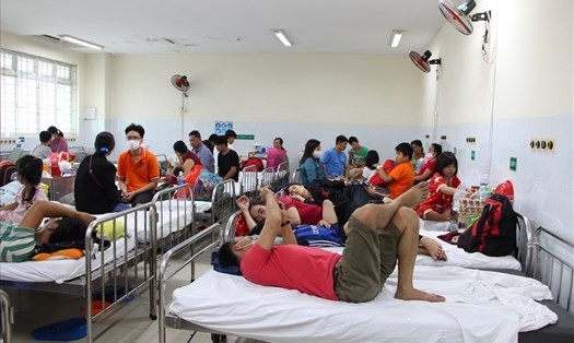 Quá tải điều trị sốt xuất huyết tại bệnh viện nhi đồng Đồng Nai. Ảnh: Hà Anh Chiến