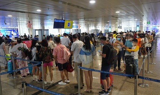 Nhiều sân bay lớn đông hành khách trở lại, thậm chí quá tải. Ảnh: Tú Linh.