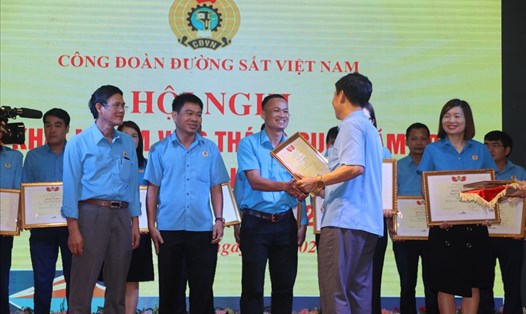 Ông Mai Thành Phương- Chủ tịch Công đoàn Đường sắt Việt Nam trao bằng khen cho các thí sinh đạt giải Nhì tại vòng chung kết Hội thi Cán bộ Công đoàn giải năm 2022.