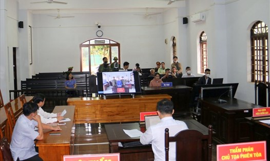 Lần đầu tiên Tòa án Nhân dân tỉnh Đắk Nông tổ chức phiên tòa xét xử trực tuyến từ trụ sở đến nơi giam giữ. Ảnh: Đ.H.