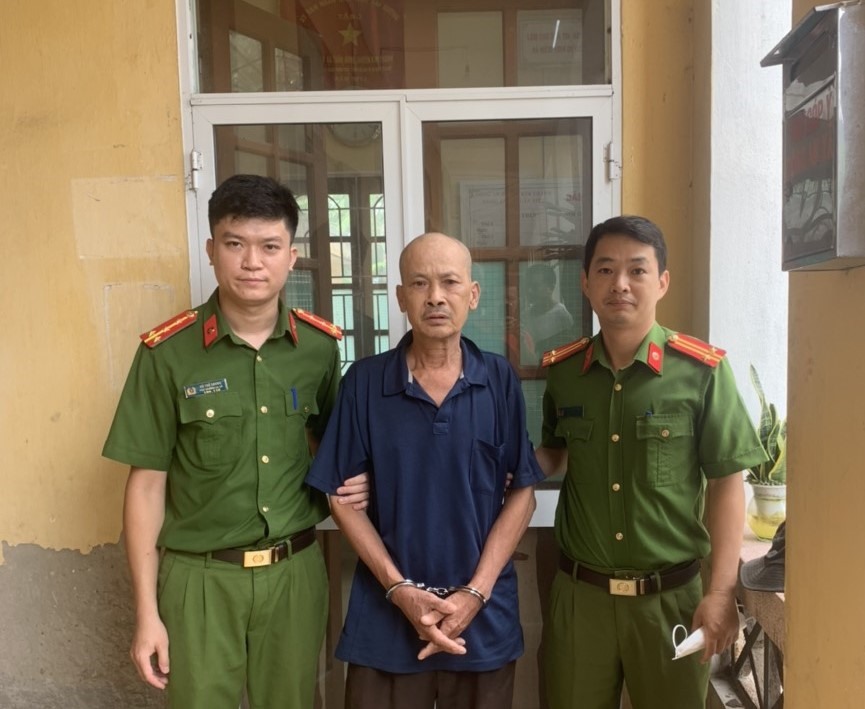 Đối tượng Tiêu Văn Hồng bị lực lượng Công an xã phối hợp bắt giữ.