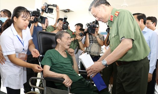 Đại tướng Tô Lâm thăm hỏi, động viên và tặng quà cho các thương, bệnh binh tại Trung tâm Điều dưỡng thương binh Nho Quan (Ninh Bình): Ảnh: NT