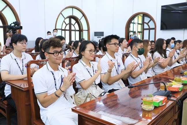 Các em học sinh, sinh viên tại buổi gặp mặt. Ảnh: Phạm Đông