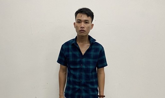 Đinh Công Lăng (đối tượng cướp 37 triệu đồng tại cửa hàng dịch vụ viễn thông) bị lực lượng công an bắt giữ sau 4 ngày lẩn trốn tại Đà Nẵng.