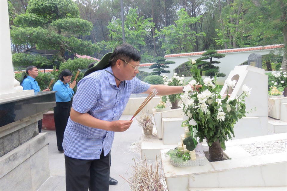 Phó Chủ tịch Tổng LĐLĐ Việt Nam dâng hương tại di tích Ngã ba Đồng Lộc