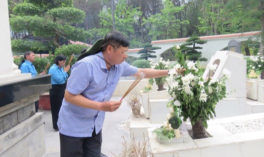 Đồng chí Phan Văn Anh - Phó Chủ tịch Tổng LĐLĐ Việt Nam thắp hương phần mộ 10 nữ Anh hùng liệt sĩ TNXP Ngã ba Đồng Lộc. Ảnh: Mai Anh.