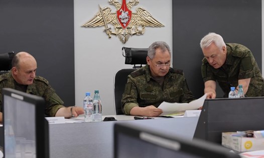 Bộ trưởng Quốc phòng Nga Sergei Shoigu (giữa) thị sát quân đội Nga ở Ukraina. Ảnh: Bộ Quốc phòng Nga